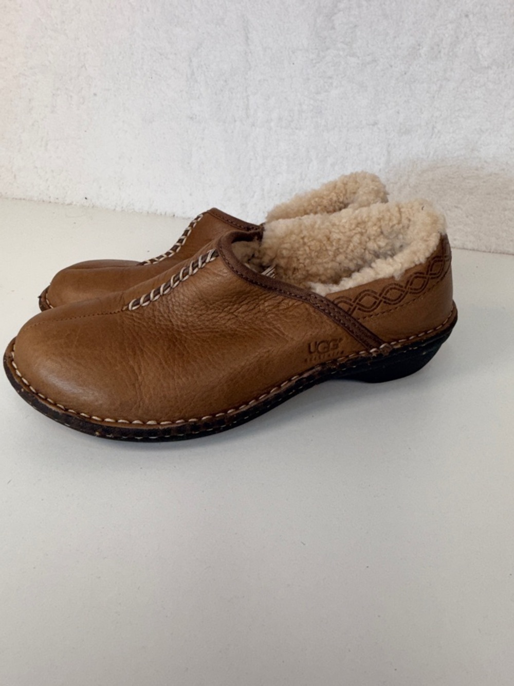 UGG Australia Shearling Lined Leather Clogs Brown Slip On Size 7 Comfortable